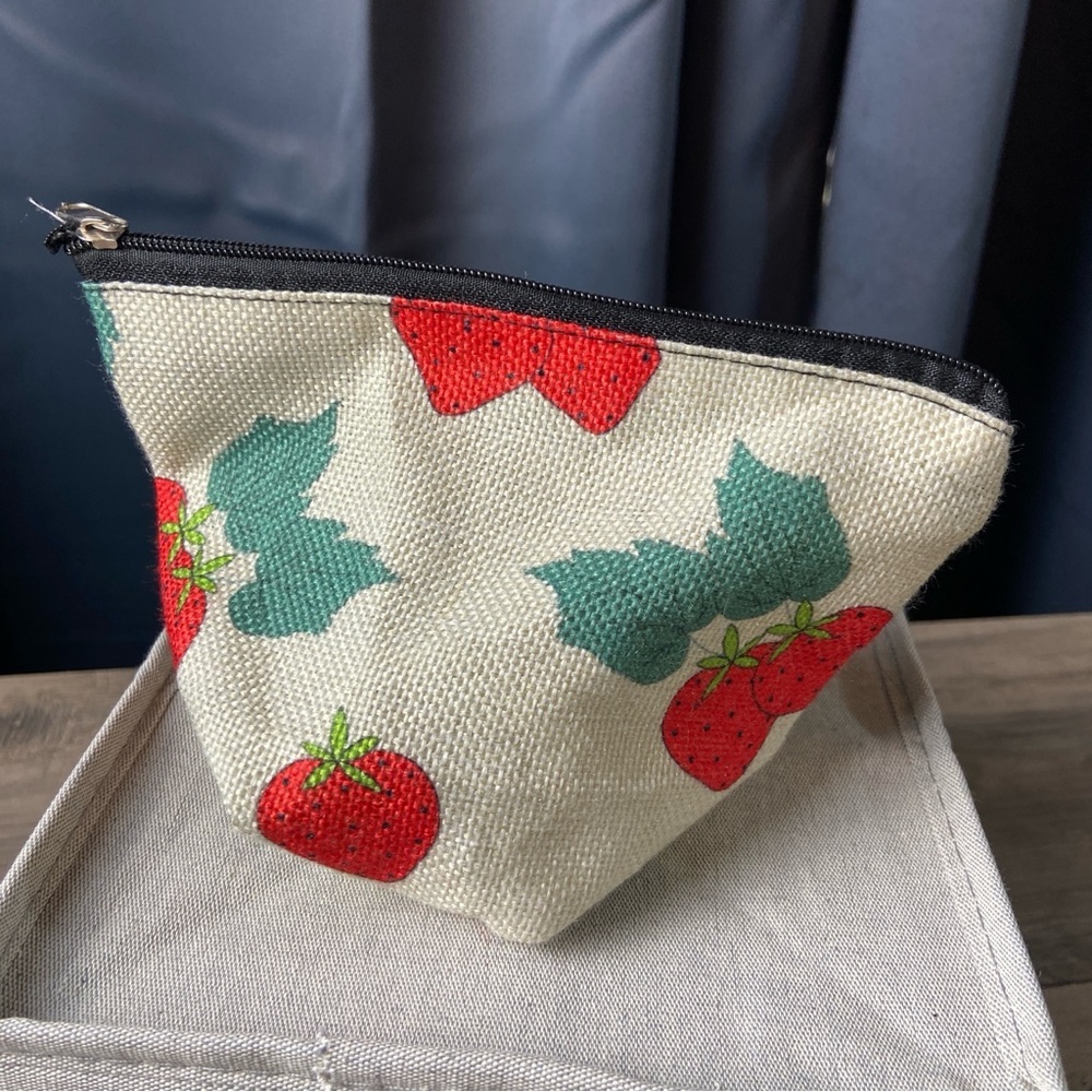 Strawberry Print Cream‎ Pouch